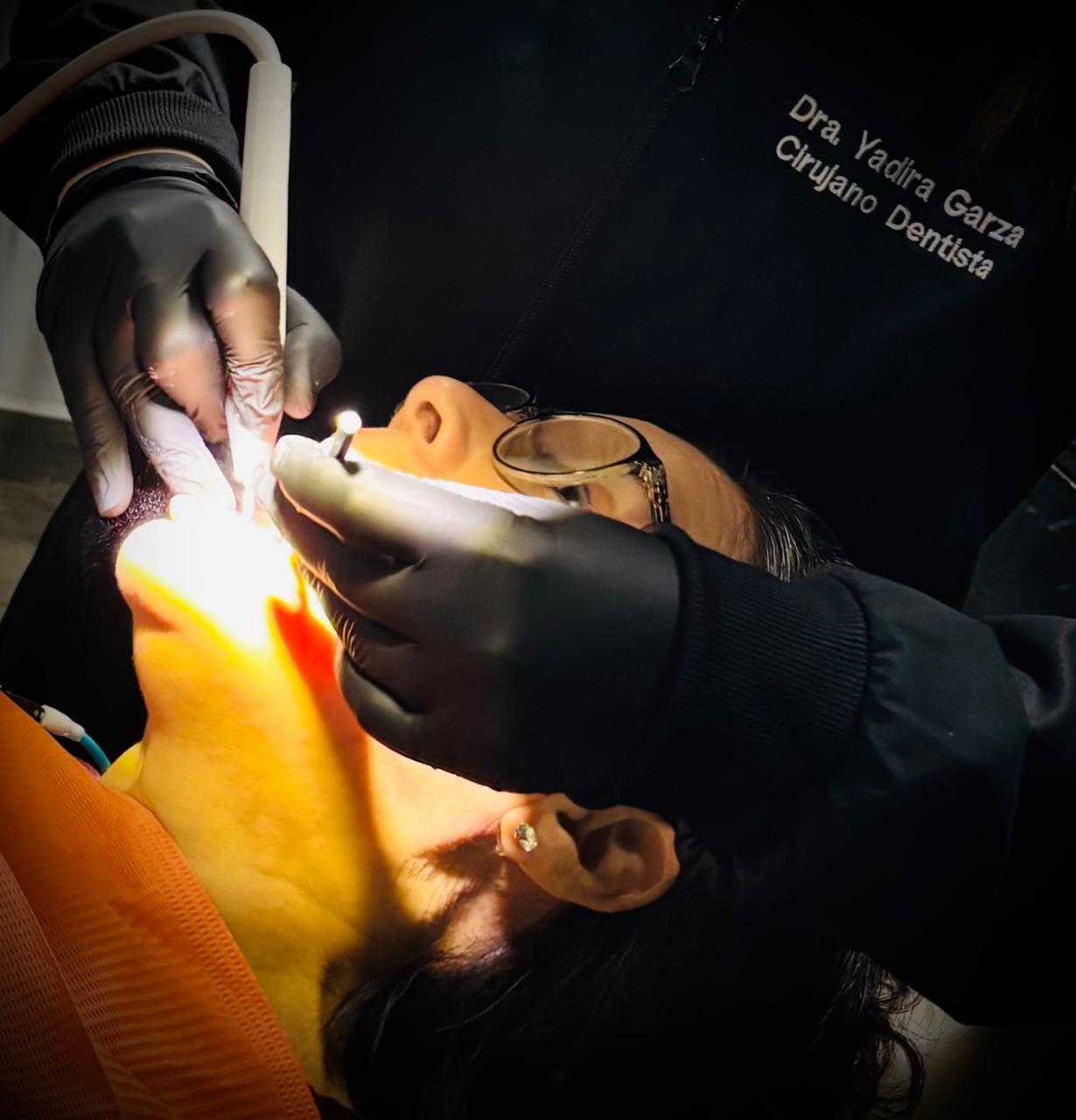 Dentista en Monterrey: Dra. Yadira Garza atendiendo paciente en Especialidades Dentales, Centro Médico Obispado
