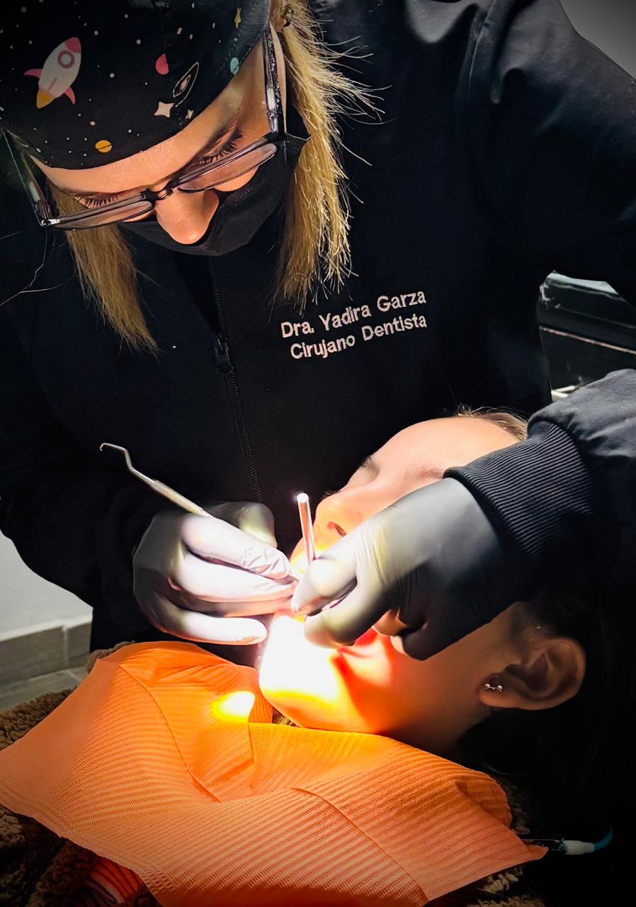 Dentista en Monterrey: Dra. Yadira Garza realizando procedimiento dental en consultorio