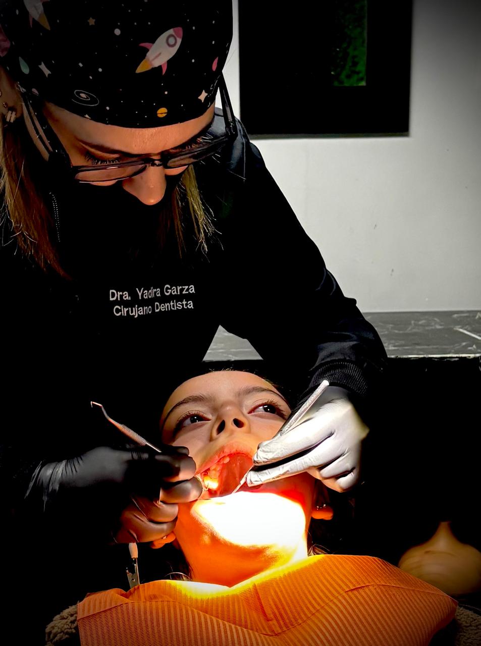 Consulta dental en Monterrey: paciente adulto durante revisión con espejo en Especialidades Dentales