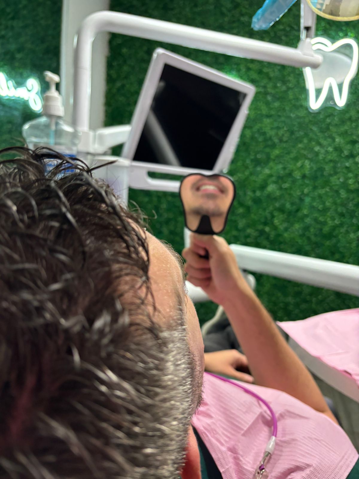 Dentista en Monterrey: paciente adulto en sillón dental durante consulta de revisión