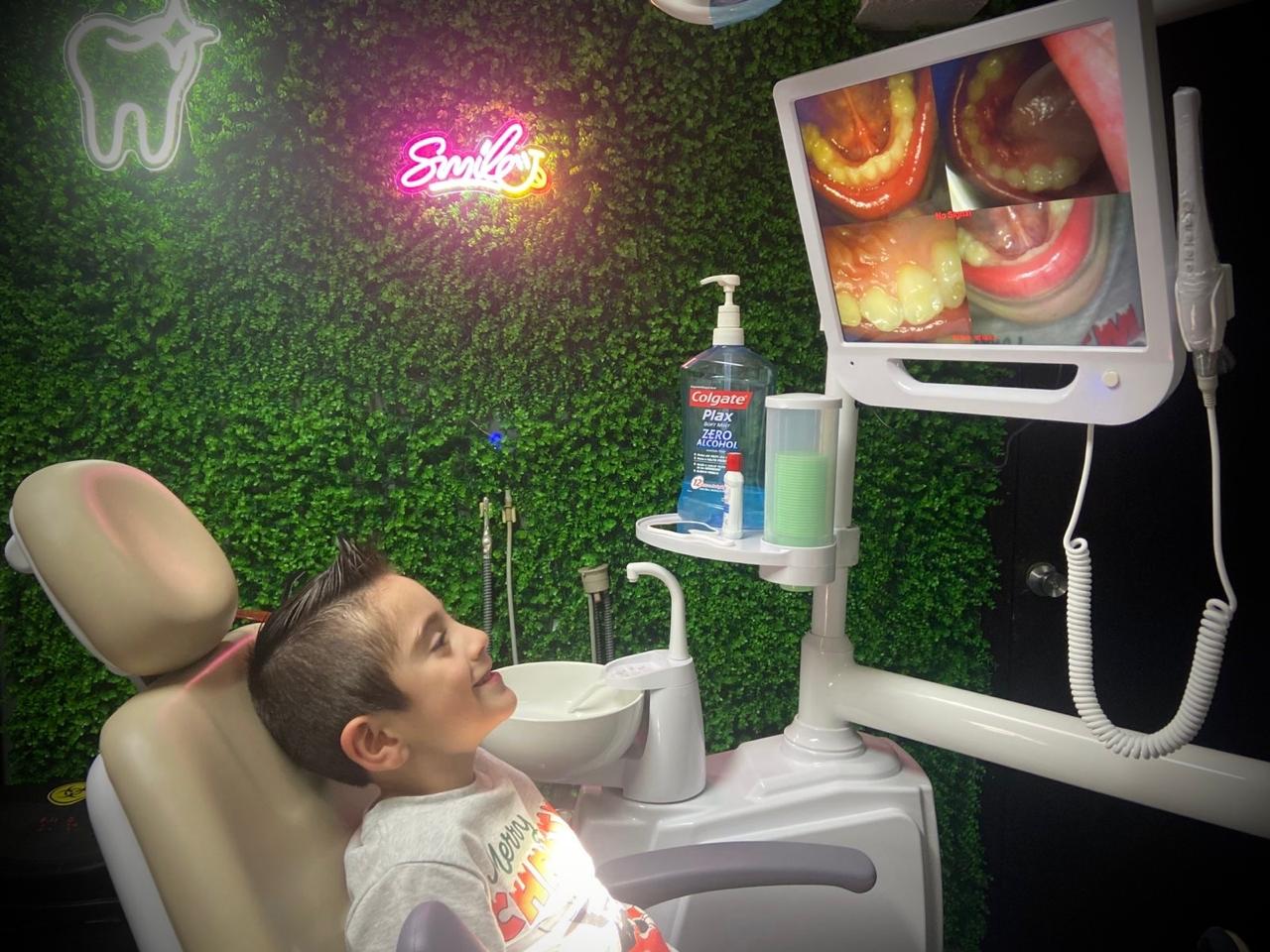 Dentista en Monterrey: Dra. Yadira Garza con paciente en consultorio de Especialidades Dentales