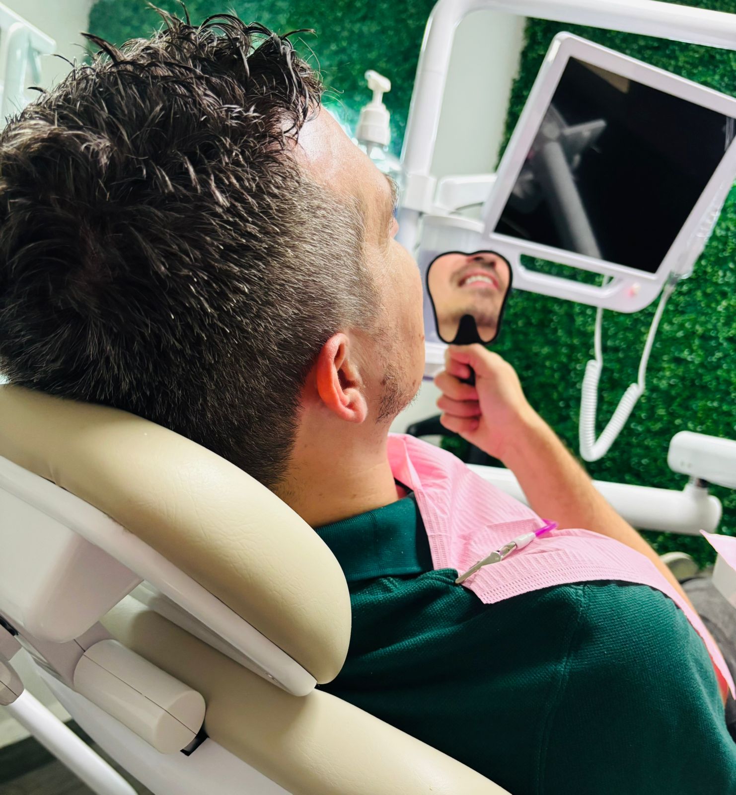 Consultorio dental en Monterrey Obispado: paciente durante consulta en Especialidades Dentales