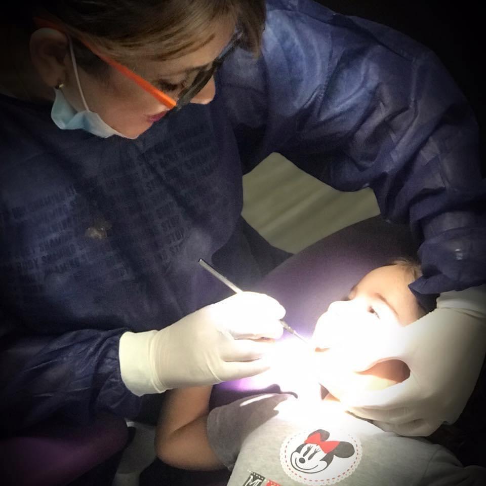 Endodoncia en Monterrey: doctora realizando tratamiento de conductos con aislamiento absoluto