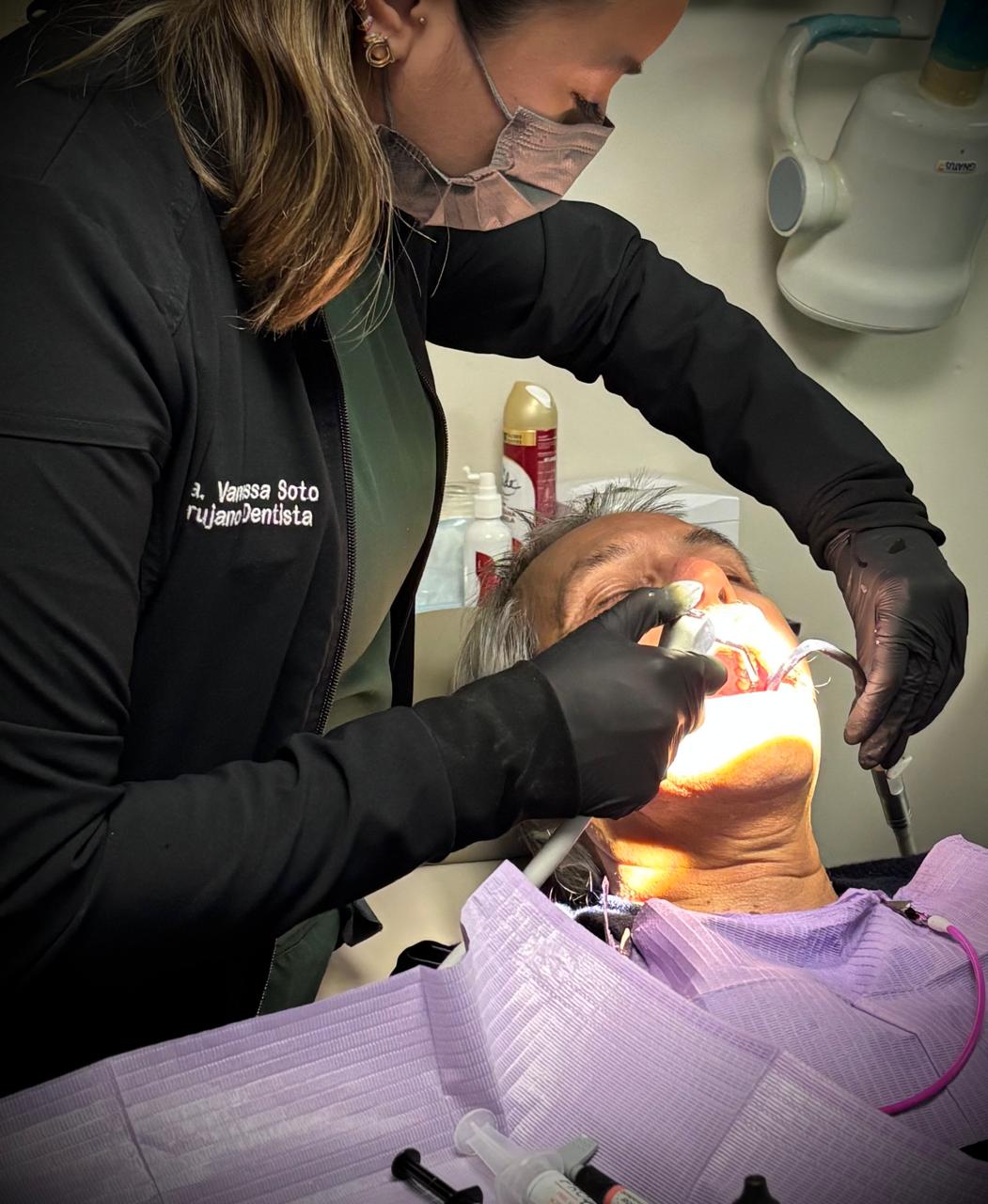 Endodoncia Monterrey: procedimiento de conductos con aislamiento absoluto en Especialidades Dentales