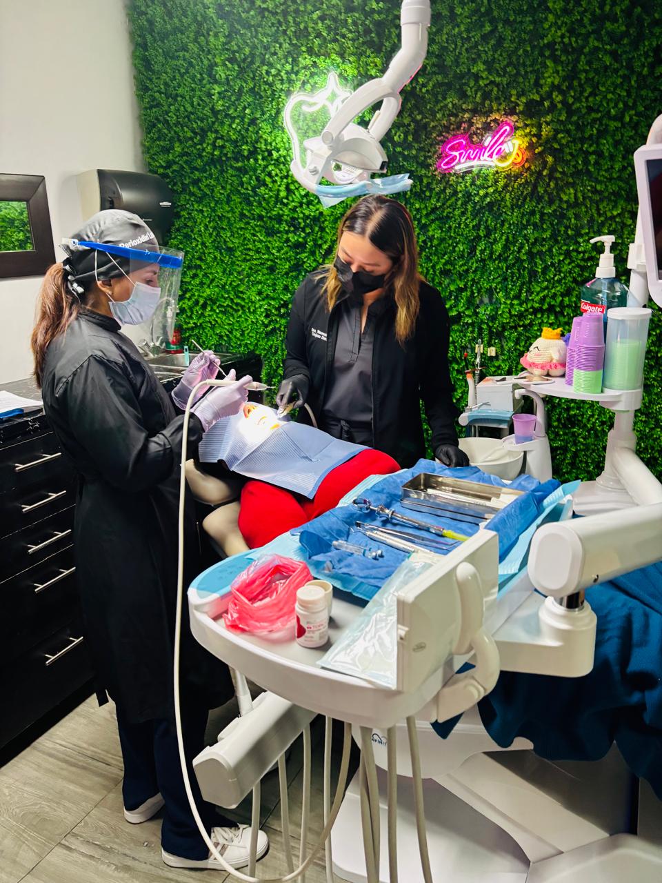 Dentistas en Monterrey: doctoras realizando procedimiento en consultorio de Especialidades Dentales