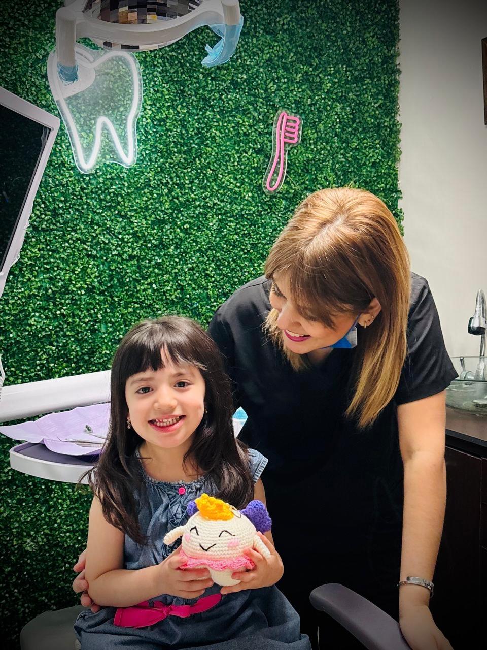 ¿A qué edad debo llevar a mi hijo al dentista por primera vez?