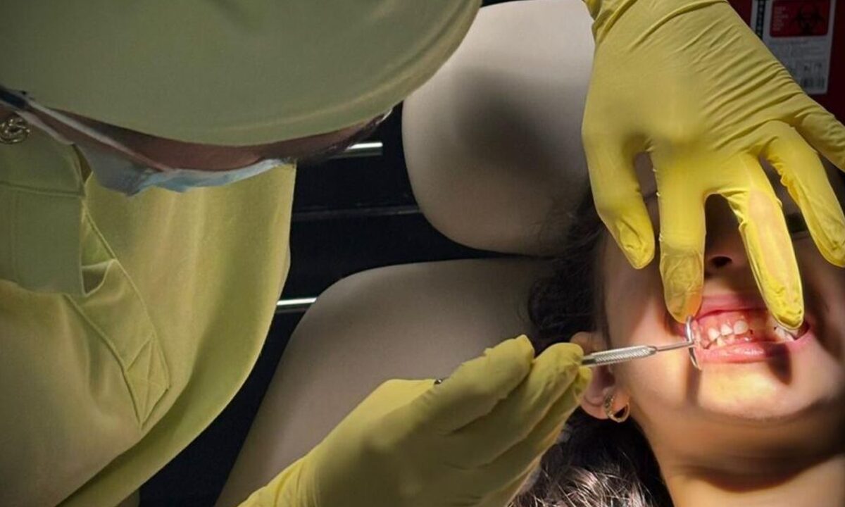 Revisión dental con instrumental en consultorio de Especialidades Dentales Monterrey