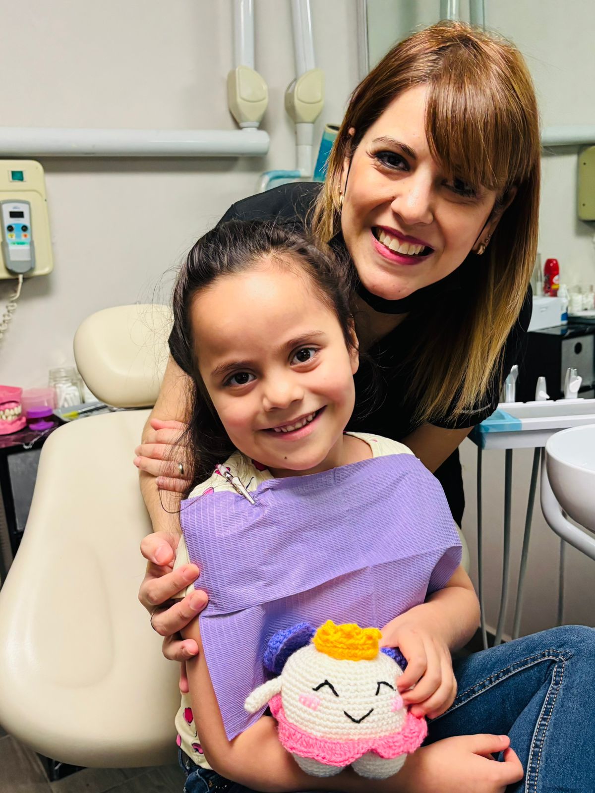 Dentista infantil en Monterrey: Dra. Yadira Garza atendiendo niño en consultorio con muro Smile