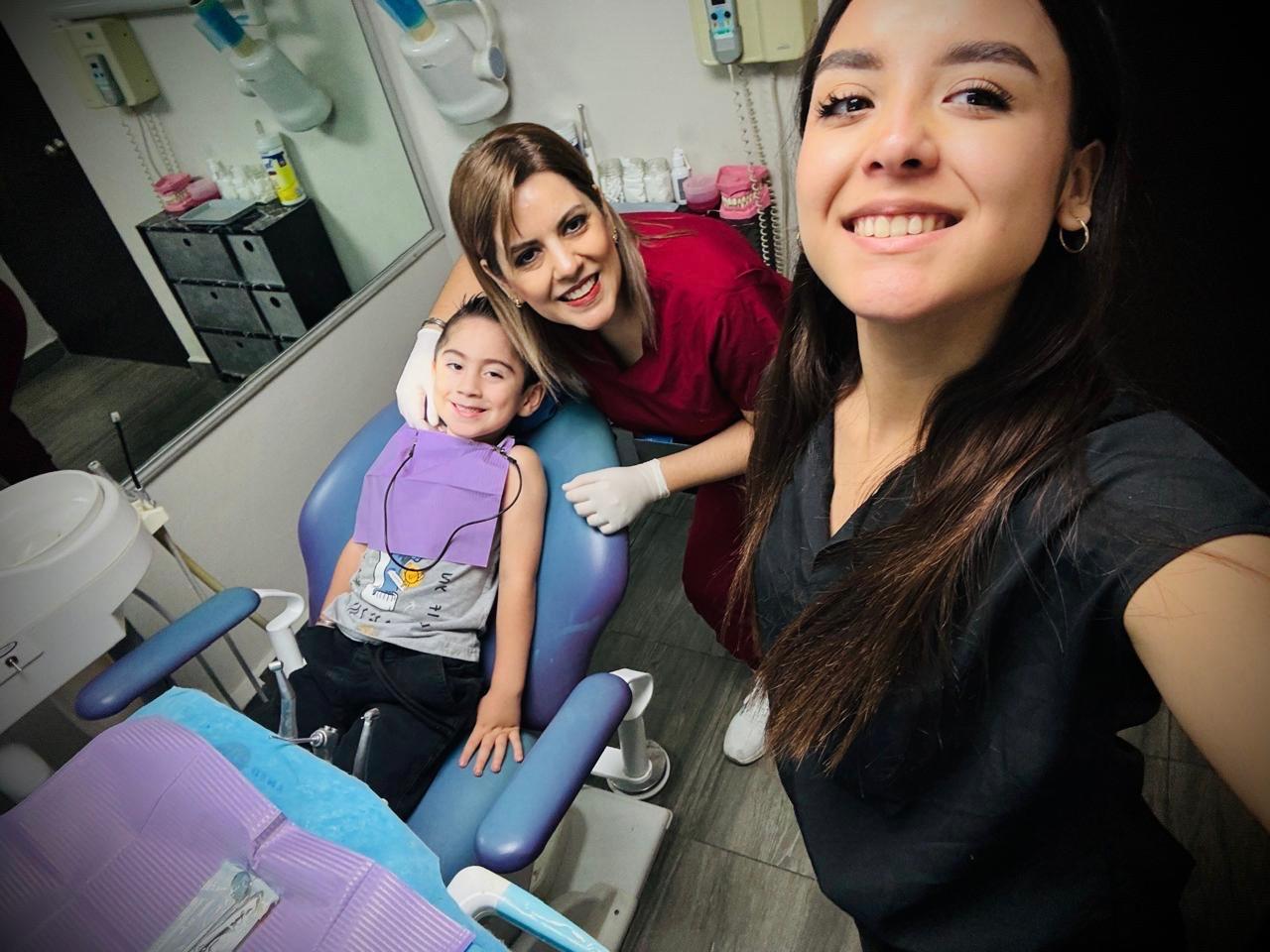 Equipo dental de Especialidades Dentales con paciente infantil feliz en consultorio de Monterrey