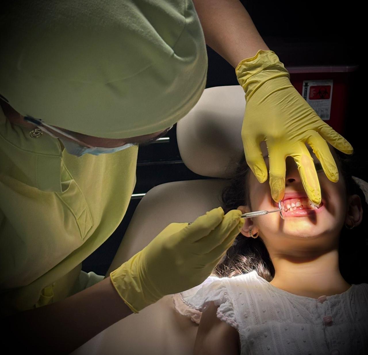 Revisión dental infantil profesional con guantes e instrumental en Especialidades Dentales Monterrey