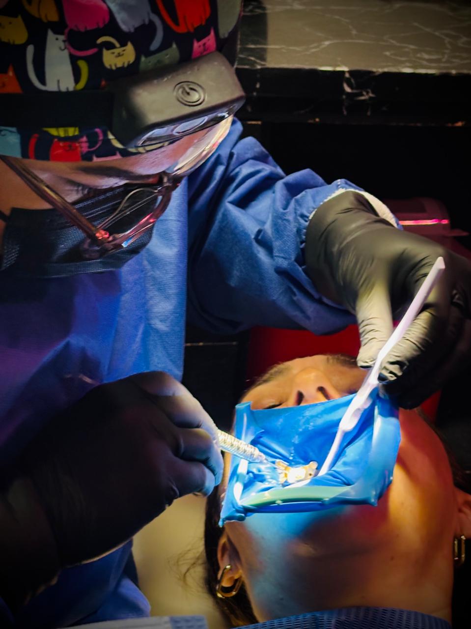 Procedimiento de endodoncia con aislamiento absoluto en Especialidades Dentales Monterrey