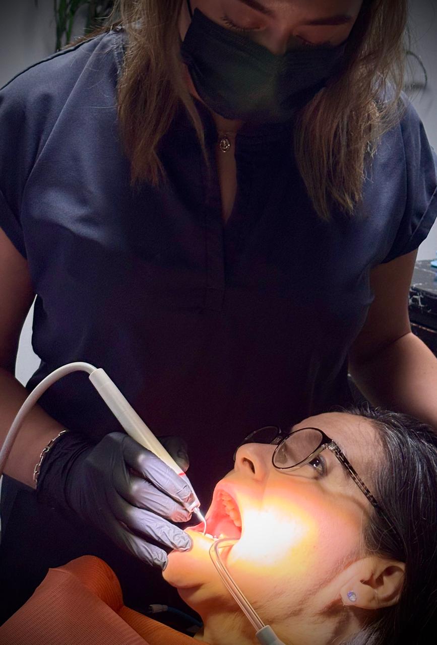 Dra. Vanessa realizando limpieza dental con ultrasonido en Especialidades Dentales Monterrey