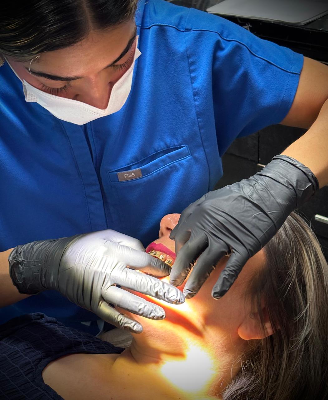 Paciente con brackets en tratamiento de ortodoncia en Especialidades Dentales Monterrey