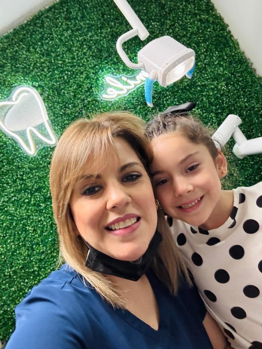 Consultorio dental kid-friendly con muro verde y decoración neón en el Centro Médico Obispado, Monterrey