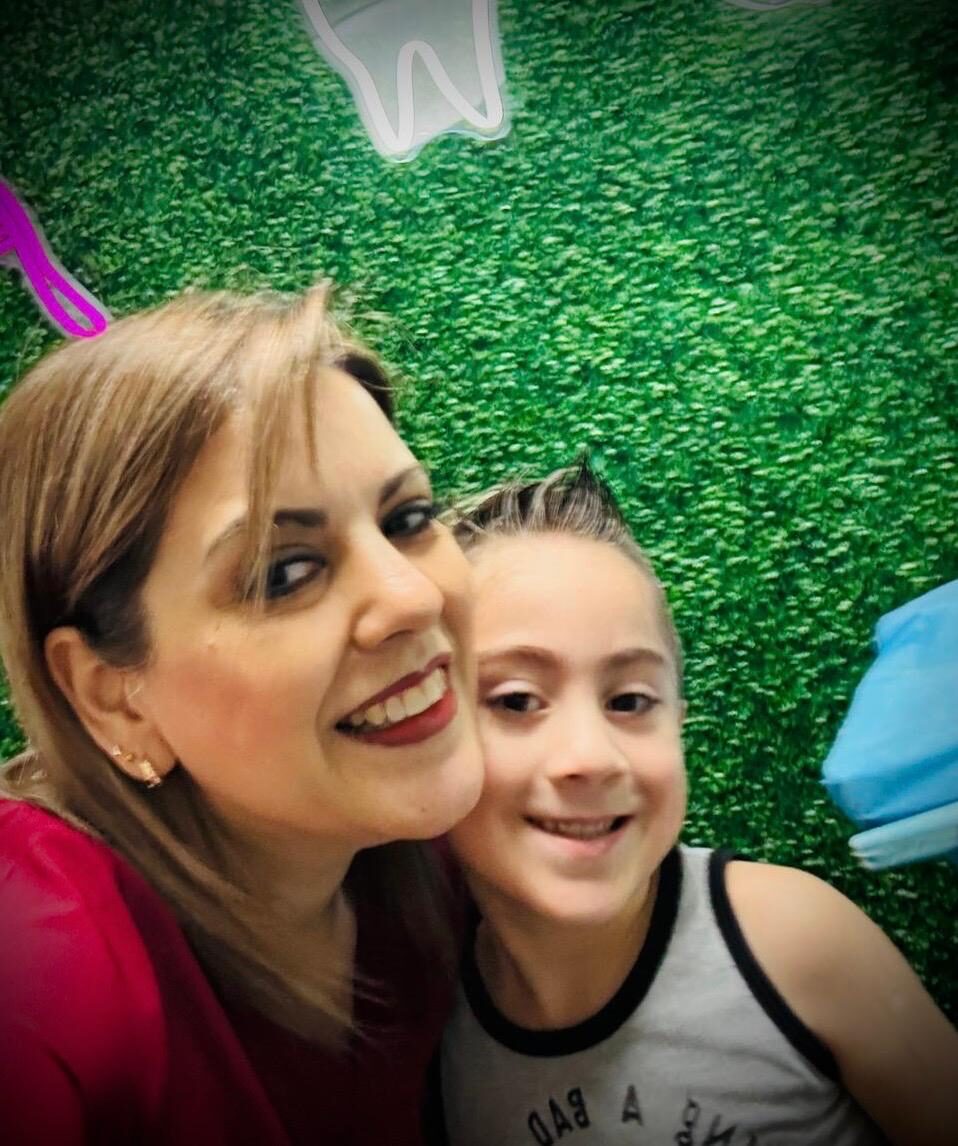 Dentista con paciente infantil en Especialidades Dentales Monterrey