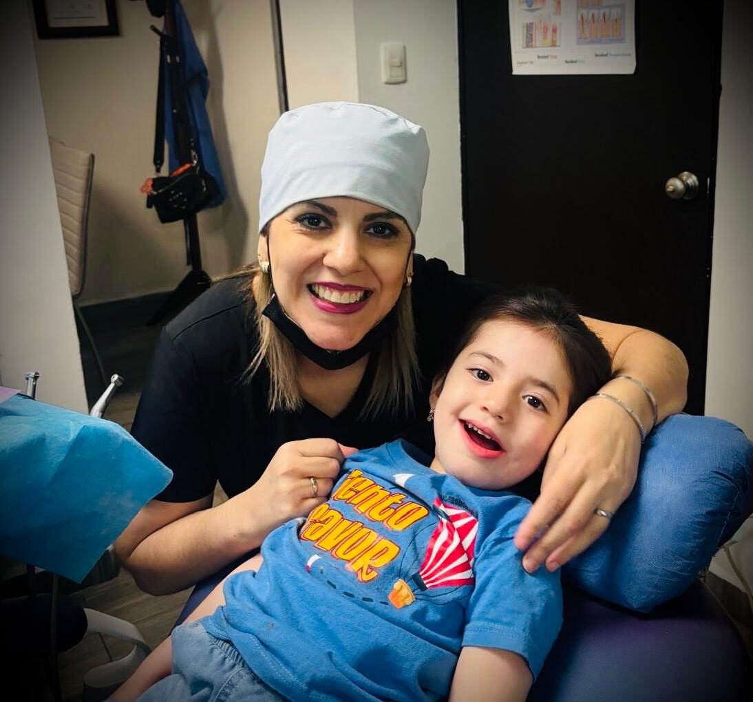 Equipo dental en trato cercano con paciente infantil