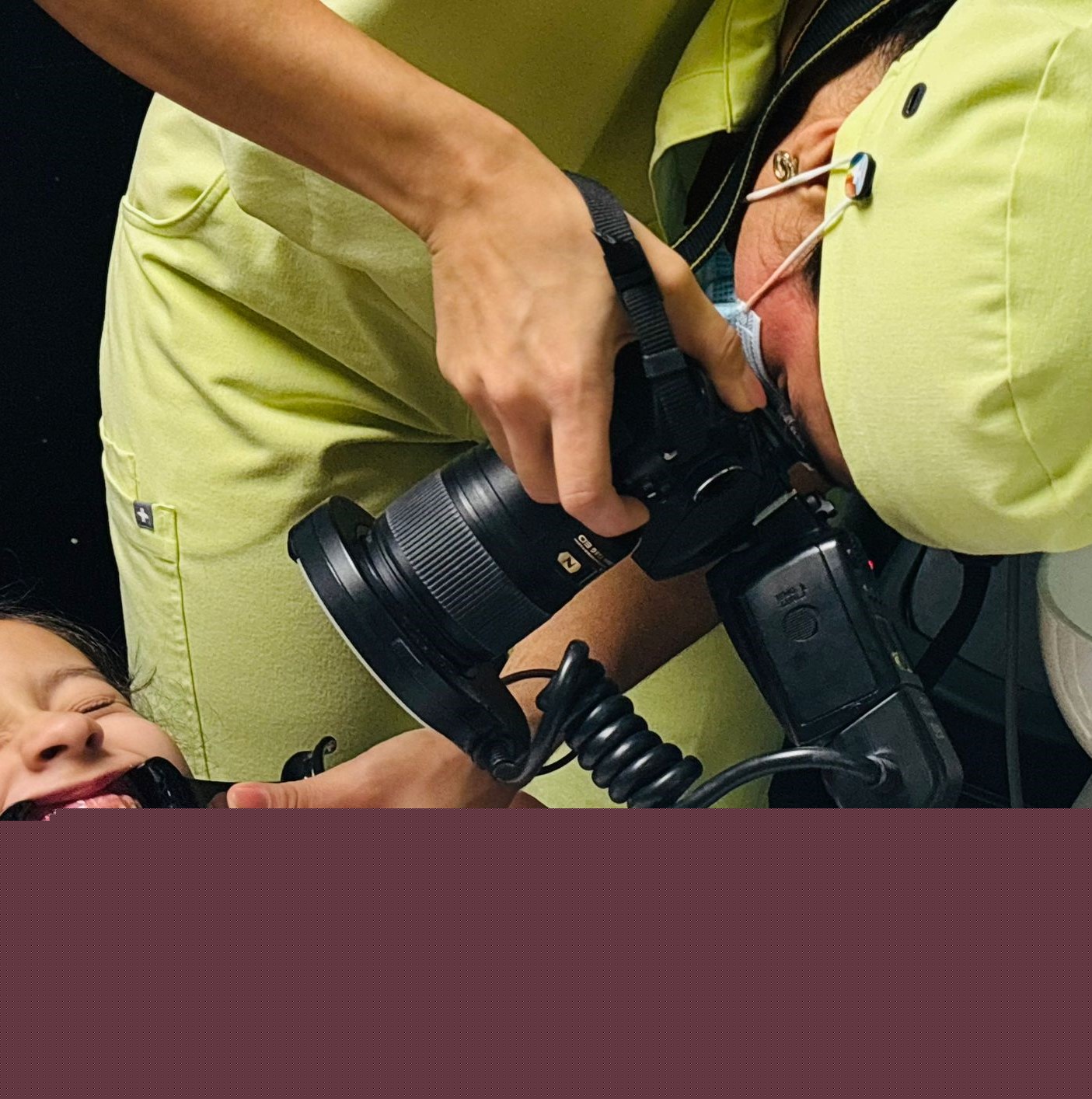Registro fotográfico dental profesional con cámara DSLR durante consulta de ortopedia maxilar en Monterrey
