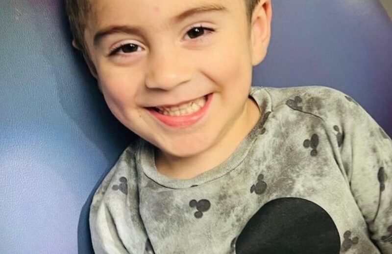 Paciente cómodo en sillón dental durante revisión